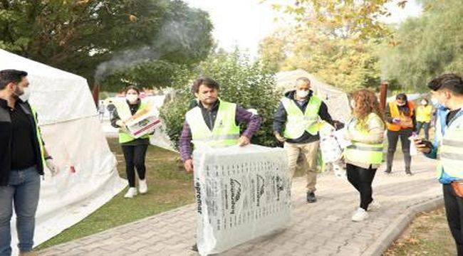 Depremzedelere gelen yardımlar dağıtılıyor