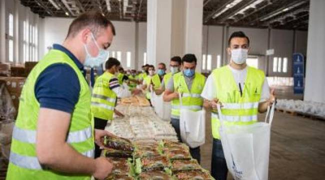 İzmir Büyükşehir Belediyesi hem üreticiye hem dar gelirli ailelere destek oluyor