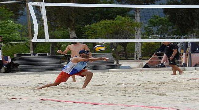 İzmir'de plaj voleybolu zamanı