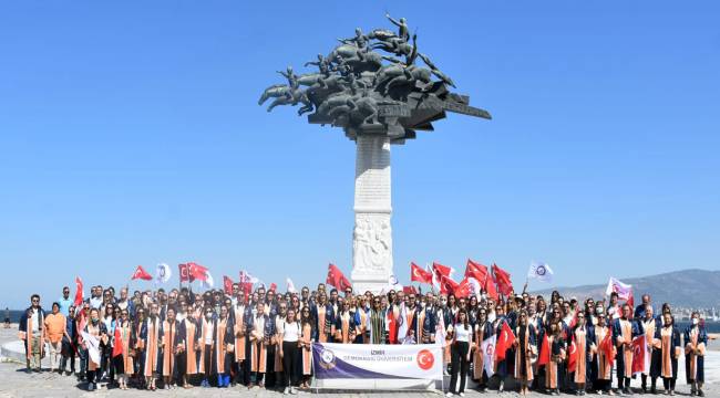 İzmir Demokrasi Üniversitesi'nden "Demokrasi Yürüyüşü"