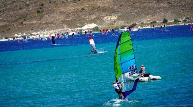 Alaçatı'da Dünya Surf Şampiyonası heyecanı büyük bir coşkuyla devam ediyor