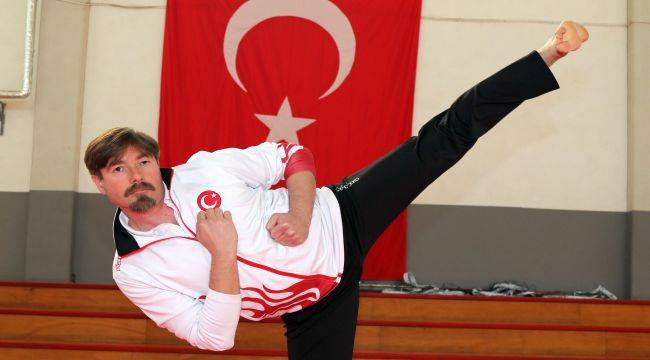 Gaziemir Belediyesi Taekwondo Antrenörü Volkan Yalçınkaya Türkiye Şampiyonu