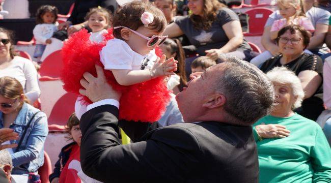 Çeşme'de 23 Nisan coşkusu Selda Bağcan ile zirveye ulaştı