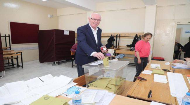 Başkan Kurt "Bu demokrasi şöleni vatanımıza milletimize baharları getirsin"