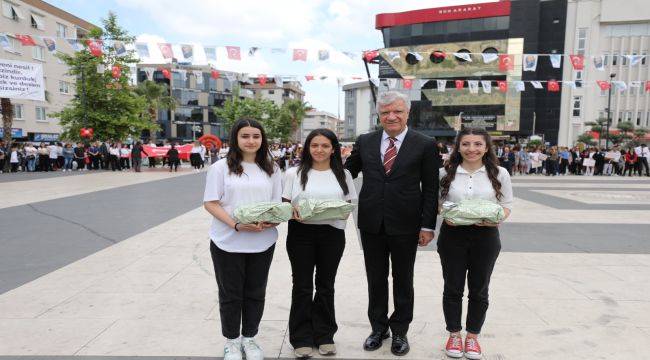 Narlıdere'de 19 Mayıs Coşkusu Resmi Törenlerle Başladı