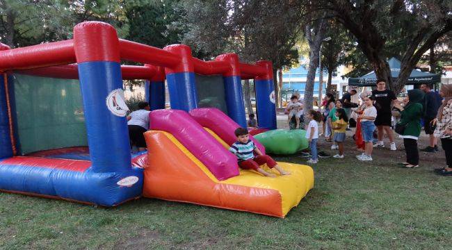 Bornova Belediyesi'nin 'Gezici Eğlence Parkı' Yola Çıktı