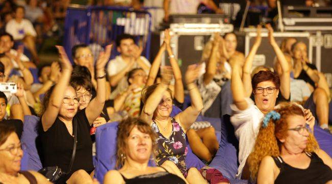 İzmir'in Ünlü Solistleri Çim Konserlerinde Buluştu